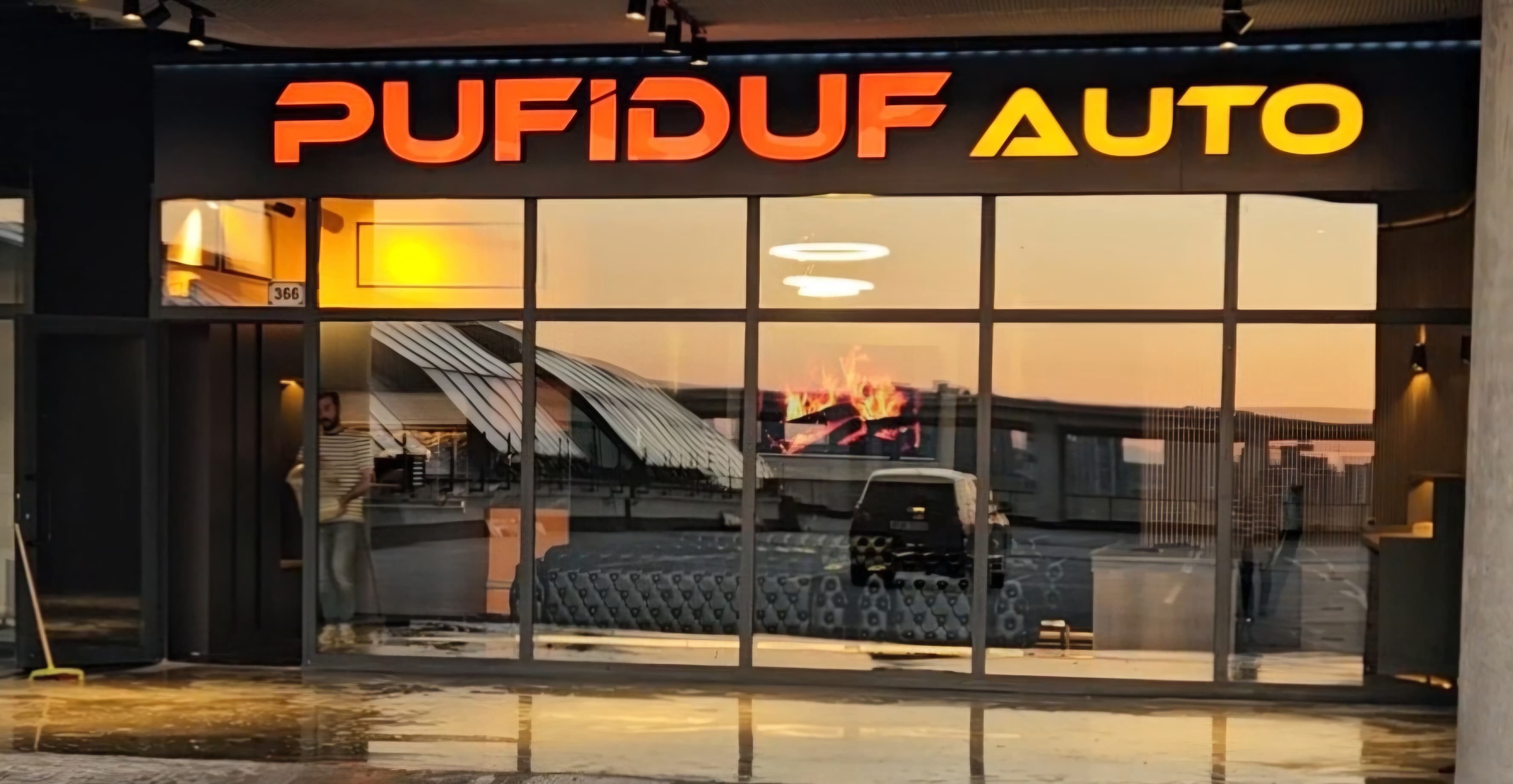 Pufiduf Auto showroom dış görünümü, gün batımında neon tabela